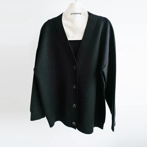Maglione cardigan in lana nera da donna