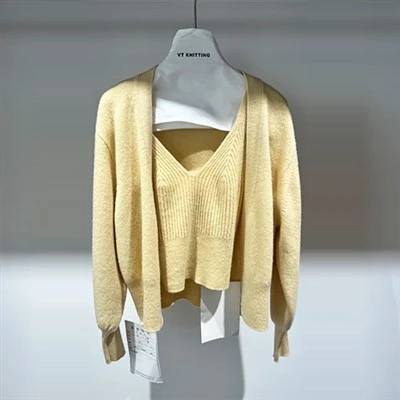 Set top e cardigan in due pezzi lavorati a maglia